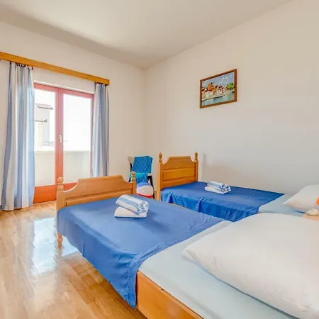 Holiday House Sara Solin