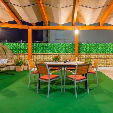 Holiday House Sara Salona