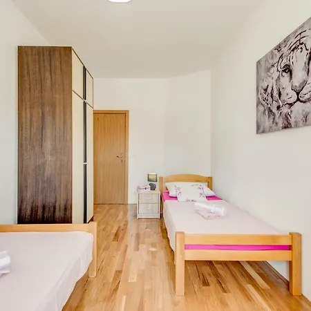 Holiday House Sara Salona